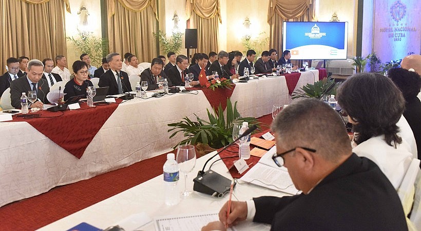 Parliamentarians of the two nations share legislation experiences at the first meeting of the Vietnam – Cuba Inter-parliamentary Cooperation Committee. (Photo: VNA) Parliamentarians of the two nations share legislation experiences at the first meeting of the Vietnam – Cuba Inter-parliamentary Cooperation Committee. (Photo: VNA)