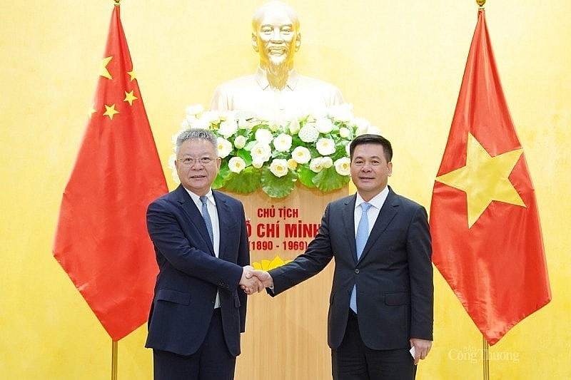 Minister of Industry and Trade Do Hong Dien (R) and China's Minister of Industry and Information Technology Jin Zhuanglong (Photo: VNA) Minister of Industry and Trade Do Hong Dien (R) and China's Minister of Industry and Information Technology Jin Zhuanglong (Photo: VNA)