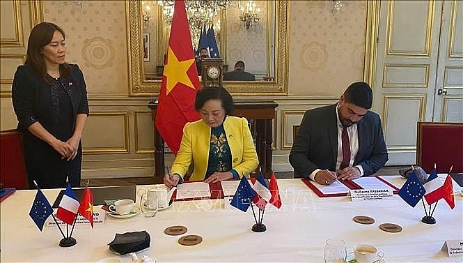 Vietnamese Minister of Home Affairs Pham Thi Thanh Tra and French Minister for Public Servants, Simplification and Transformation of Public Action Guillaume Kasbarian sign bilateral cooperation documents on public services, administrative modernization. (Photo: VNA) Vietnamese Minister of Home Affairs Pham Thi Thanh Tra and French Minister for Public Servants, Simplification and Transformation of Public Action Guillaume Kasbarian sign bilateral cooperation documents on public services, administrative modernization. (Photo: VNA)