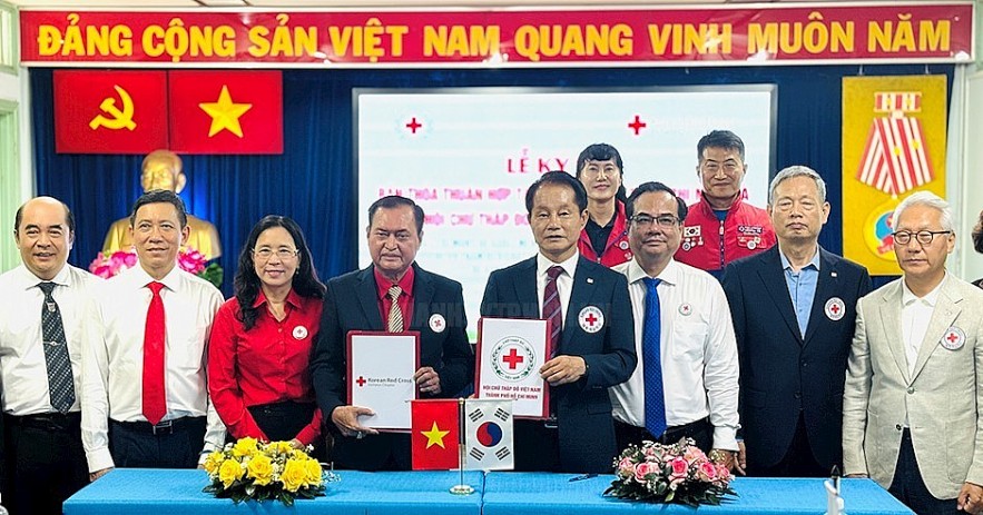 Humanitarian Cooperation Connects the Peoples of Vietnam and Republic of Korea Humanitarian Cooperation Connects the Peoples of Vietnam and Republic of Korea