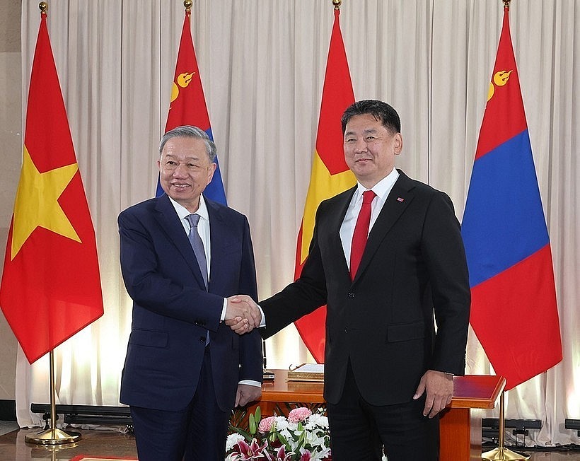 Party General Secretary and State President To Lam (left) meets with Mongolian President Ukhnaagiin Khurelsukh in Ulaanbaatar on September 30. (Photo: VNA) Party General Secretary and State President To Lam (left) meets with Mongolian President Ukhnaagiin Khurelsukh in Ulaanbaatar on September 30. (Photo: VNA)