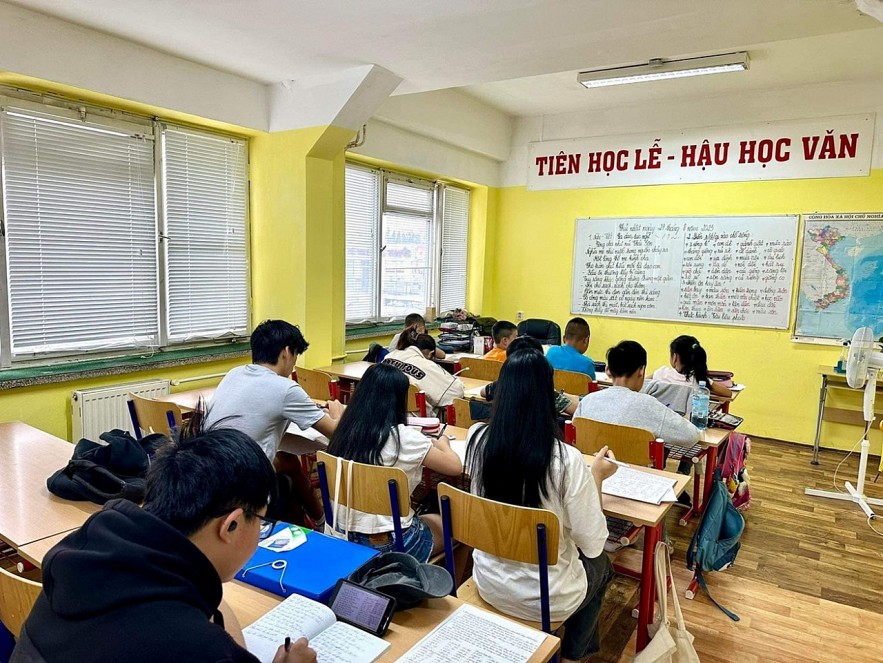 The Vietnamese Language and its Journey to the World The Vietnamese Language and its Journey to the World