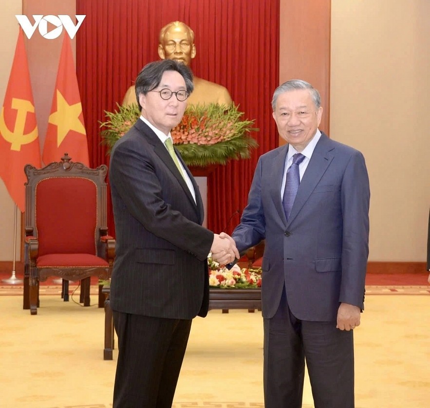 Party General Secretary and President To Lam of Vietnam welcomes Chang Ho-jin (L), special advisor on Foreign Affairs and Security of RoK President Yoon Suk Yeol, in Hanoi on October 15. Party General Secretary and President To Lam of Vietnam welcomes Chang Ho-jin (L), special advisor on Foreign Affairs and Security of RoK President Yoon Suk Yeol, in Hanoi on October 15.