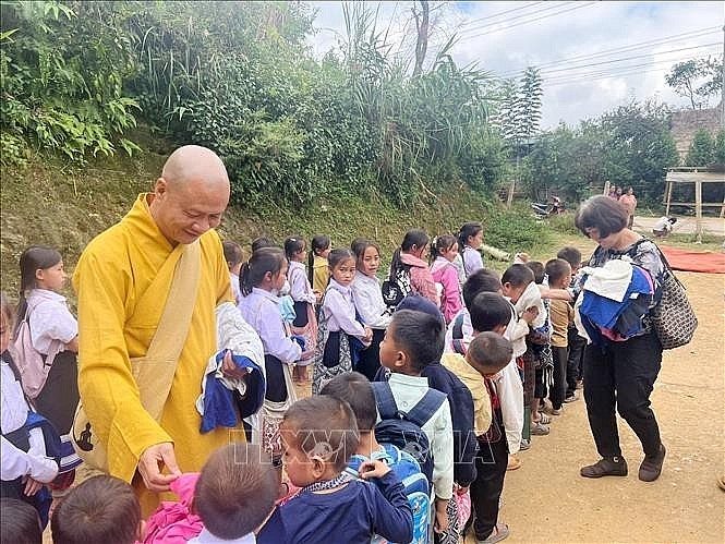 Most Venerable Thich Minh Quang and Vietnamese expatriates in Laos present relief packages to Lao residents (Photo: VNA) Most Venerable Thich Minh Quang and Vietnamese expatriates in Laos present relief packages to Lao residents (Photo: VNA)