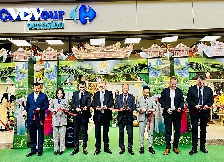 Delegates cut the ribbon to open the second Vietnamese consumer goods week in 2024. Delegates cut the ribbon to open the second Vietnamese consumer goods week in 2024.