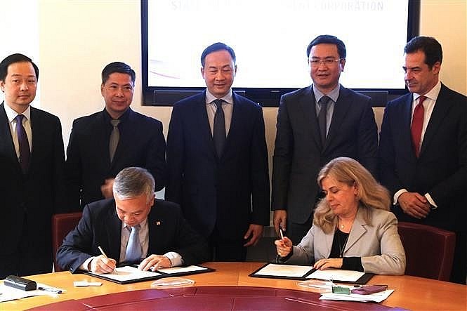 General Director of SCIC Nguyen Quoc Huy (L) and Chief International Business Officer of SACE Michal Ron ink a MoU on cooperation between the two sides. (Photo: VNA) General Director of SCIC Nguyen Quoc Huy (L) and Chief International Business Officer of SACE Michal Ron ink a MoU on cooperation between the two sides. (Photo: VNA)