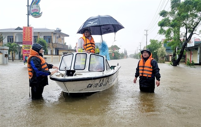 Police carry out rescue efforts in Lệ Thủy District in Quảng Bình Province. (Photo: VNA Police carry out rescue efforts in Lệ Thủy District in Quảng Bình Province. (Photo: VNA