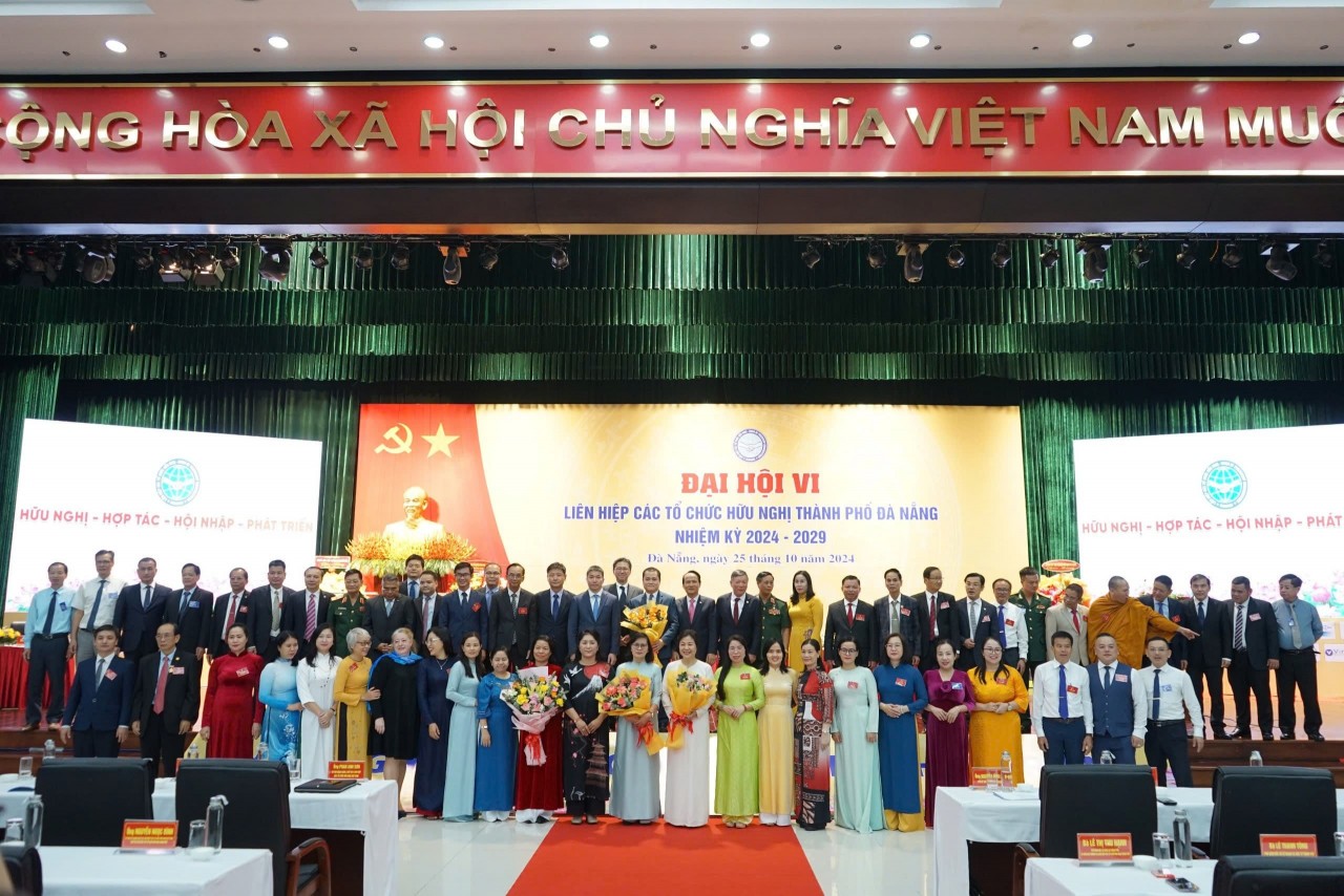 The Executive Committee of the Union of Friendship Organizations of Da Nang City for the 6th term (2024-2029) took a commemorative photo with the delegates. The Executive Committee of the Union of Friendship Organizations of Da Nang City for the 6th term (2024-2029) took a commemorative photo with the delegates.