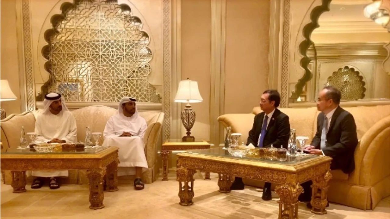 A working session between Minister of Science and Technology Huynh Thanh Dat and UAE’s Deputy Minister of Industry and Advanced Technology