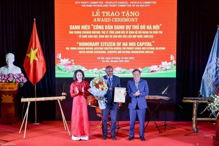 Award Ceremony of Hanoi Honorary Citizen Title to Mr. Firmin Edouard Matoko, UNESCO Assistant Director-General for External Relations and Africa, on October 25th. (Photo: Nguyen Hong) Award Ceremony of Hanoi Honorary Citizen Title to Mr. Firmin Edouard Matoko, UNESCO Assistant Director-General for External Relations and Africa, on October 25th. (Photo: Nguyen Hong)