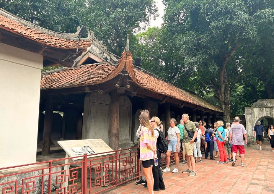 The highlight for many is the Stelae of Doctors, an area housing 82 stone tortoises, each carrying a towering tablet that memorializes the scholars who passed rigorous royal exams during the Le and Mac dynasties. For visitors like David, a history professor from the United States, seeing these stelae is a profoundly moving experience. Foreign Tourists Converge at Hanoi’s Temple of Literature for Cultural and Historical Immersion
