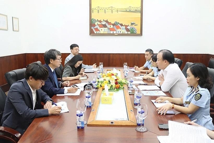 Officials of the Vietnam Directorate of Market Surveillance and the RoK side discuss measures for fighting counterfeits and intellectual property infringement. (Photo: VNA) Officials of the Vietnam Directorate of Market Surveillance and the RoK side discuss measures for fighting counterfeits and intellectual property infringement. (Photo: VNA)