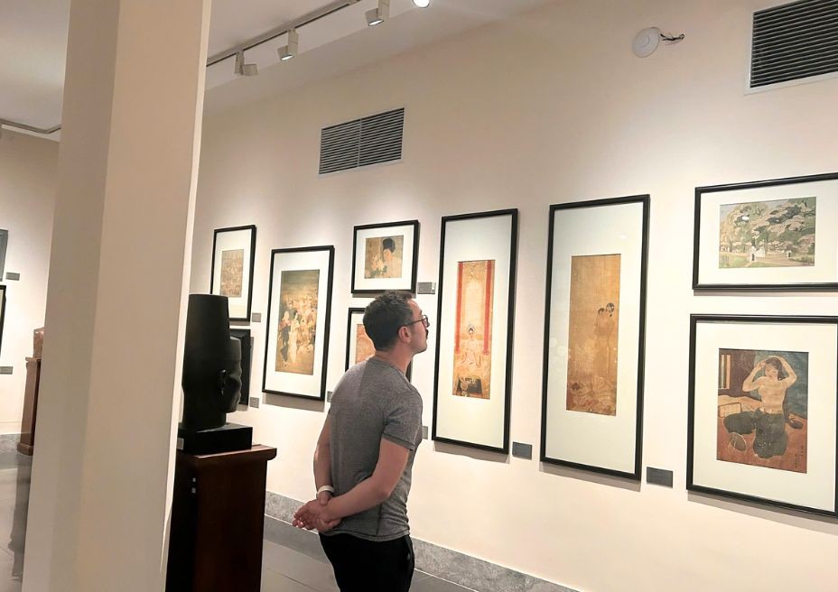 “There is an emotional depth in Vietnamese art that I haven’t felt anywhere else,” remarks Sarah Thompson, a New York-based art historian visiting Vietnam for the first time. Sarah, like many other foreign visitors, was struck by the way the museum weaves together traditional themes with modern artistic expressions. Her admiration for Vietnamese lacquer paintings, intricately designed ceramics, and iconic sculptures reflects the allure of a culture known for its resilience and beauty. “There is an emotional depth in Vietnamese art that I haven’t felt anywhere else,” remarks Sarah Thompson, a New York-based art historian visiting Vietnam for the first time. Sarah, like many other foreign visitors, was struck by the way the museum weaves together traditional themes with modern artistic expressions. Her admiration for Vietnamese lacquer paintings, intricately designed ceramics, and iconic sculptures reflects the allure of a culture known for its resilience and beauty.