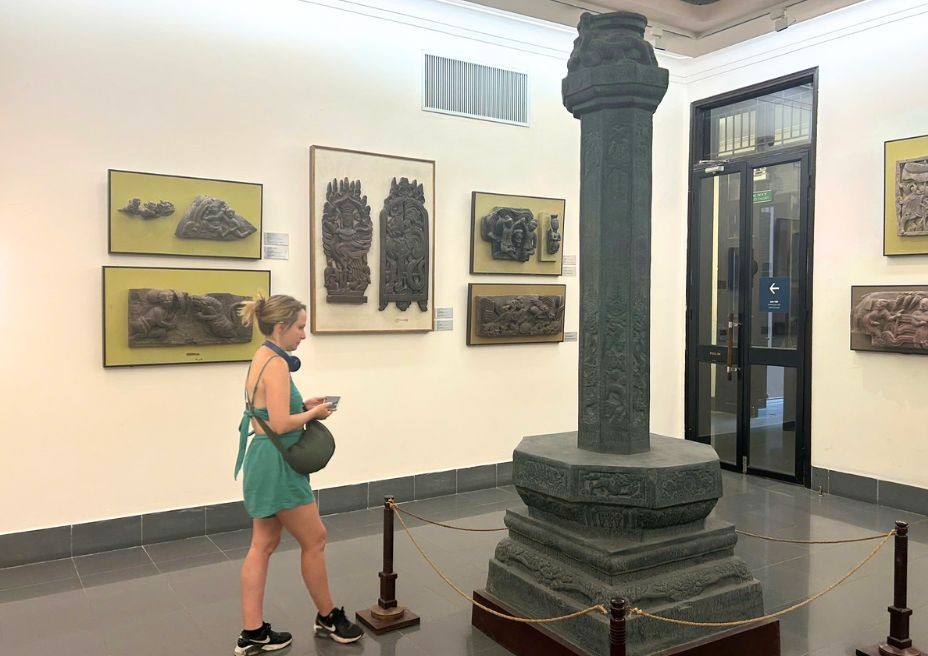 “There is an emotional depth in Vietnamese art that I haven’t felt anywhere else,” remarks Sarah Thompson, a New York-based art historian visiting Vietnam for the first time. Sarah, like many other foreign visitors, was struck by the way the museum weaves together traditional themes with modern artistic expressions. Her admiration for Vietnamese lacquer paintings, intricately designed ceramics, and iconic sculptures reflects the allure of a culture known for its resilience and beauty. “There is an emotional depth in Vietnamese art that I haven’t felt anywhere else,” remarks Sarah Thompson, a New York-based art historian visiting Vietnam for the first time. Sarah, like many other foreign visitors, was struck by the way the museum weaves together traditional themes with modern artistic expressions. Her admiration for Vietnamese lacquer paintings, intricately designed ceramics, and iconic sculptures reflects the allure of a culture known for its resilience and beauty.
