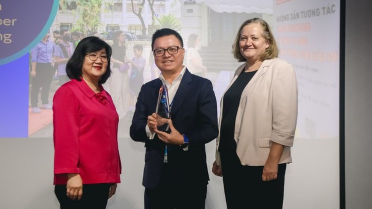 Editor-in-Chief Le Quoc Minh of Nhan Dan Newspaper, received the souvenir cup at the award ceremony (Photo: WAN-IFRA) Editor-in-Chief Le Quoc Minh of Nhan Dan Newspaper, received the souvenir cup at the award ceremony (Photo: WAN-IFRA)