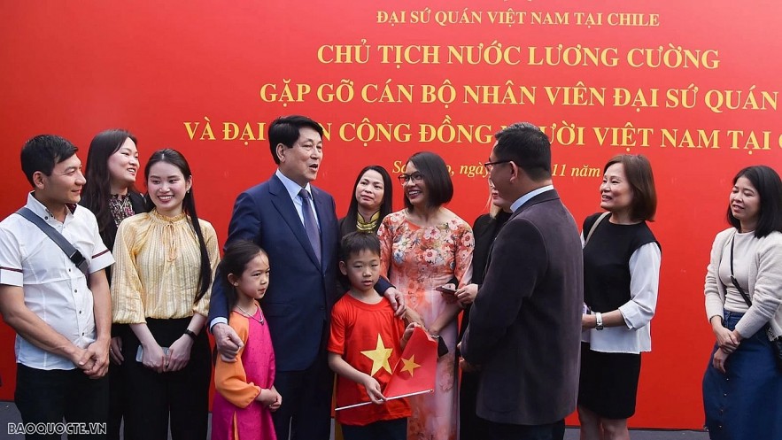 State President Luong Cuong meets with representatives of the Vietnamese community in Chile. (Photo: Tuan Anh) State President Luong Cuong meets with representatives of the Vietnamese community in Chile. (Photo: Tuan Anh)