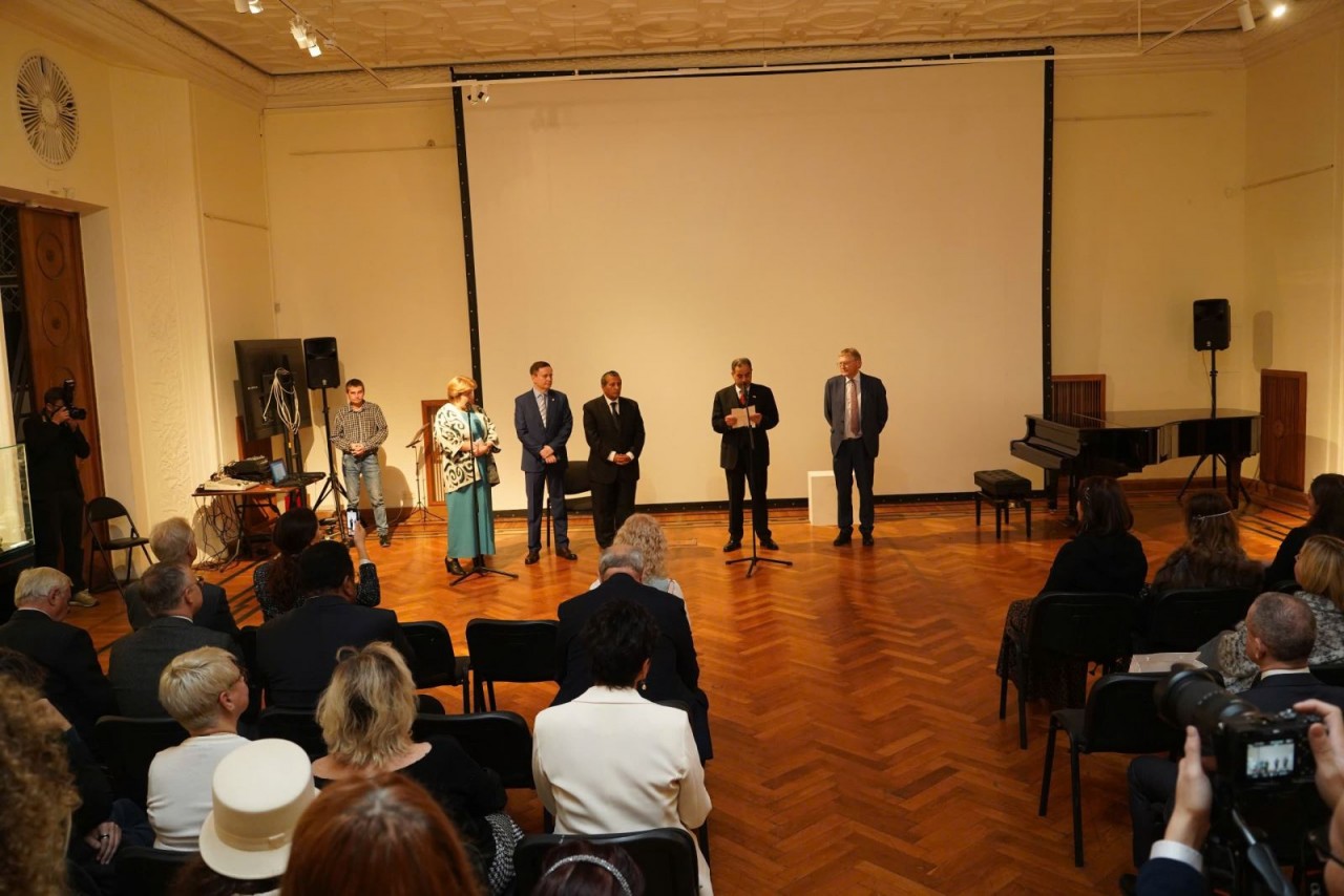 The 5th Exhibition of Artworks by Diplomats took place at the All - Russian Decorative Art Museum in Moscow in 8 November, 2024. Photo: VNA
