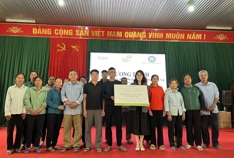 Representative of GNI/Korea organization presented the symbol of support of 170 million VND to poor households in Kim Thuong commune.