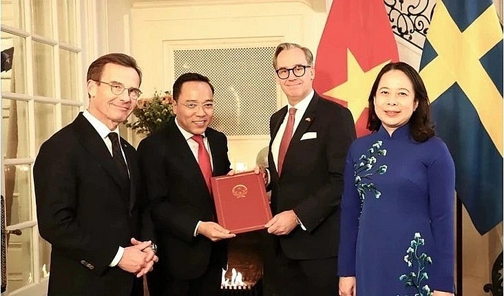 Vice President Vo Thi Anh Xuan and Swedish Prime Minister Ulf Kristersson witness the signing of two Memorandums of Understanding on cooperation between the Vietnamese Ministry of Foreign Affairs and the Swedish Ministry of Foreign Affairs, and between the Vietnamese Ministry of Industry and Trade and the Swedish Ministry of Foreign Affairs. Vice President Vo Thi Anh Xuan and Swedish Prime Minister Ulf Kristersson witness the signing of two Memorandums of Understanding on cooperation between the Vietnamese Ministry of Foreign Affairs and the Swedish Ministry of Foreign Affairs, and between the Vietnamese Ministry of Industry and Trade and the Swedish Ministry of Foreign Affairs.