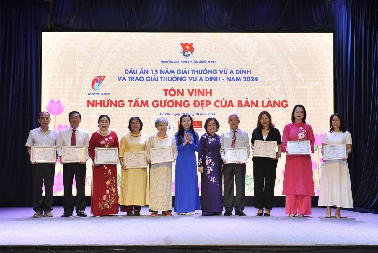 On October 18, 2024, at Bat Trang Pottery Village in Hanoi, the Vu A Dinh Scholarship Fund held a program to mark the 15th anniversary of the Vu A Dinh Award. The highlight of the event was the presentation of the 2024 Vu A Dinh Award to individuals and organizations who have significantly contributed to the development of ethnic minority communities. Among the awardees, VinaCapital Foundation’s Brighter Path program was recognized for its exceptional achievements in the field of education. On October 18, 2024, at Bat Trang Pottery Village in Hanoi, the Vu A Dinh Scholarship Fund held a program to mark the 15th anniversary of the Vu A Dinh Award. The highlight of the event was the presentation of the 2024 Vu A Dinh Award to individuals and organizations who have significantly contributed to the development of ethnic minority communities. Among the awardees, VinaCapital Foundation’s Brighter Path program was recognized for its exceptional achievements in the field of education.