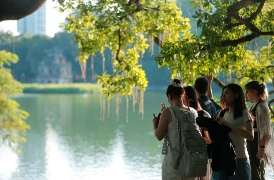 Tourists stroll around Hoan Kiem Lake, Hanoi. (Photo: Minh Quyet/VNA) Tourists stroll around Hoan Kiem Lake, Hanoi. (Photo: Minh Quyet/VNA)