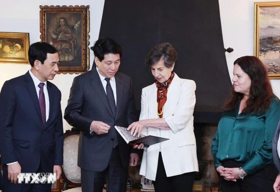 President Luong Cuong and Senator Isabel Allende look at some photos of Chilean President Salvador Allende. (Photo: Lam Khanh/VNA) President Luong Cuong and Senator Isabel Allende look at some photos of Chilean President Salvador Allende. (Photo: Lam Khanh/VNA)