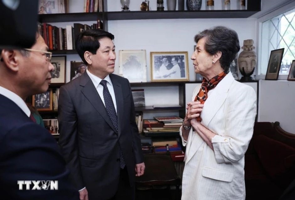 President Luong Cuong visits the private home of late Chilean President Salvador Allende. (Photo: Lam Khanh/VNA) President Luong Cuong visits the private home of late Chilean President Salvador Allende. (Photo: Lam Khanh/VNA)