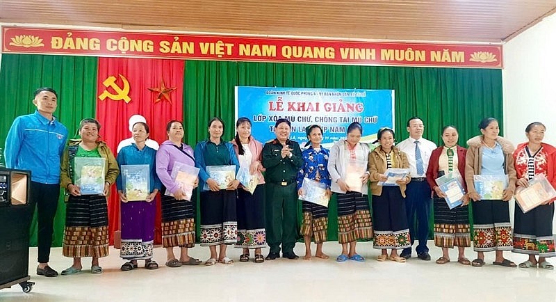 The students were presented with books, notebooks, and school supplies by leaders of the District Party Committee's Front Committee and the Economic-Military Zone 4. (Photo: Ai Van The students were presented with books, notebooks, and school supplies by leaders of the District Party Committee's Front Committee and the Economic-Military Zone 4. (Photo: Ai Van