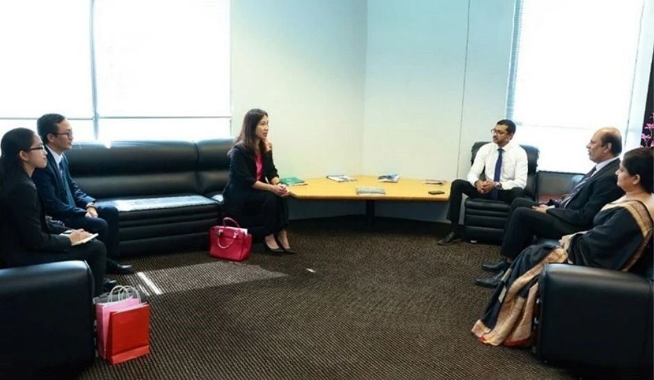 Ambassador Trinh Thi Tam met and discussed with Chairman of the Sri Lanka Investment Council Arjuna Herath.