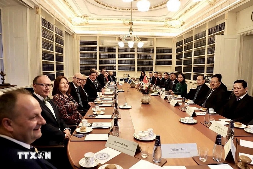 Swedish Parliament speaker Andreas Norlen and Vice President Vo Thi Anh Xuan discuss measures to increase cooperation between the two countries and their legislative bodies during their meeting in Stockholm on November 12. (Photo: VNA) Swedish Parliament speaker Andreas Norlen and Vice President Vo Thi Anh Xuan discuss measures to increase cooperation between the two countries and their legislative bodies during their meeting in Stockholm on November 12. (Photo: VNA)