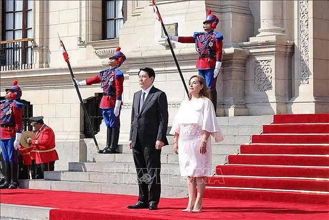 Peruvian President Dina Ercilia Boluarte Zegarra hosts a solemn welcome ceremony for State President Luong Cuong and a high-ranking delegation from Vietnam at the Government Palace (Casa de Pizarro) in Lima on November 13 afternoon (local time). (Photo: VNA) Peruvian President Dina Ercilia Boluarte Zegarra hosts a solemn welcome ceremony for State President Luong Cuong and a high-ranking delegation from Vietnam at the Government Palace (Casa de Pizarro) in Lima on November 13 afternoon (local time). (Photo: VNA)