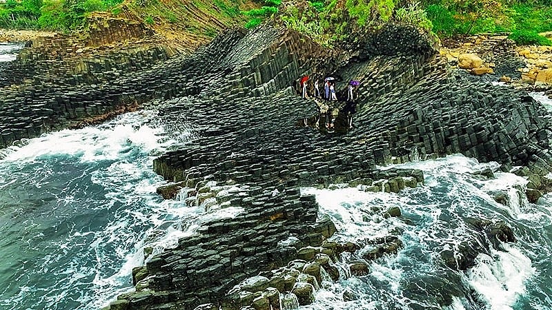 The special national relic ‘Ganh da dia’ (The Cliff of Stone Plates) in An Ninh Dong Commune, Tuy A District attracts more and more domestic and foreign tourists. Photo: Thanh Xuan The special national relic ‘Ganh da dia’ (The Cliff of Stone Plates) in An Ninh Dong Commune, Tuy A District attracts more and more domestic and foreign tourists. Photo: Thanh Xuan