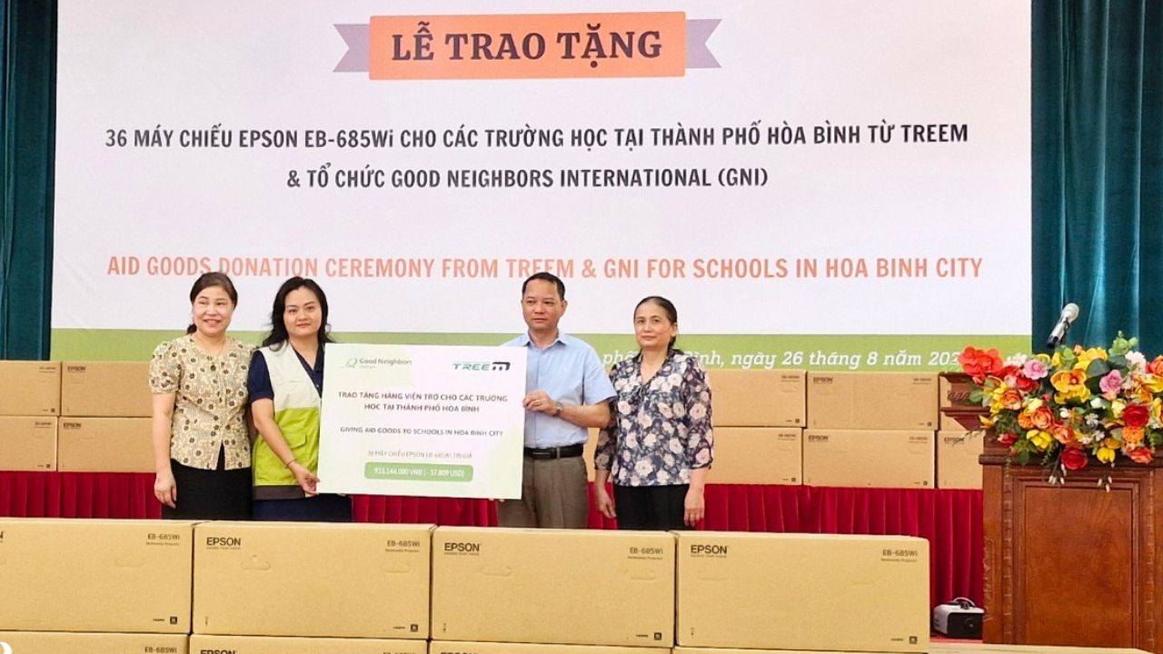 Kim Thị Hồng, Deputy Head of the Hòa Bình City Department of Education and Training, shared: Good Neighbors International Donates Projectors to 35 Schools in Hoa Binh Province