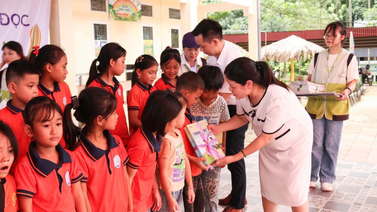 The Flying Books 2024 campaign, launched from April 22 to June 30, 2024, aimed to ensure that students had adequate textbooks for the new school year and to extend the life cycle of books, stories, and used toys. Sixty sponsors—including organizations, businesses, schools, and individual philanthropists—contributed a total of 14,571 books, 935 sets of educational tools, 284 preschool toys, and nearly 8 million VND. GNI acted as the connector and organizer, facilitating the distribution of these donated resources to children in the mountainous Tân Lạc District, Hòa Bình Province. The Flying Books 2024 campaign, launched from April 22 to June 30, 2024, aimed to ensure that students had adequate textbooks for the new school year and to extend the life cycle of books, stories, and used toys. Sixty sponsors—including organizations, businesses, schools, and individual philanthropists—contributed a total of 14,571 books, 935 sets of educational tools, 284 preschool toys, and nearly 8 million VND. GNI acted as the connector and organizer, facilitating the distribution of these donated resources to children in the mountainous Tân Lạc District, Hòa Bình Province.