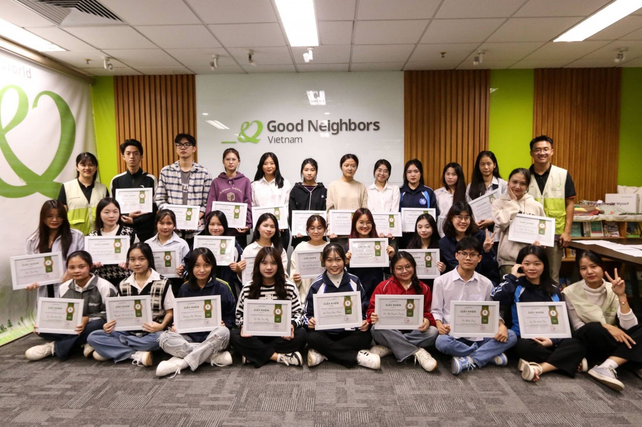 At the ceremony, the students shared their joy in receiving both material and emotional support from sponsors throughout their journey with the project. From gifts, letters, and warm wishes during their childhood to this moment as 18-year-olds stepping into adulthood and starting more independent lives away from home, their gratitude was palpable. Receiving the Good Neighbors Vietnam Awards