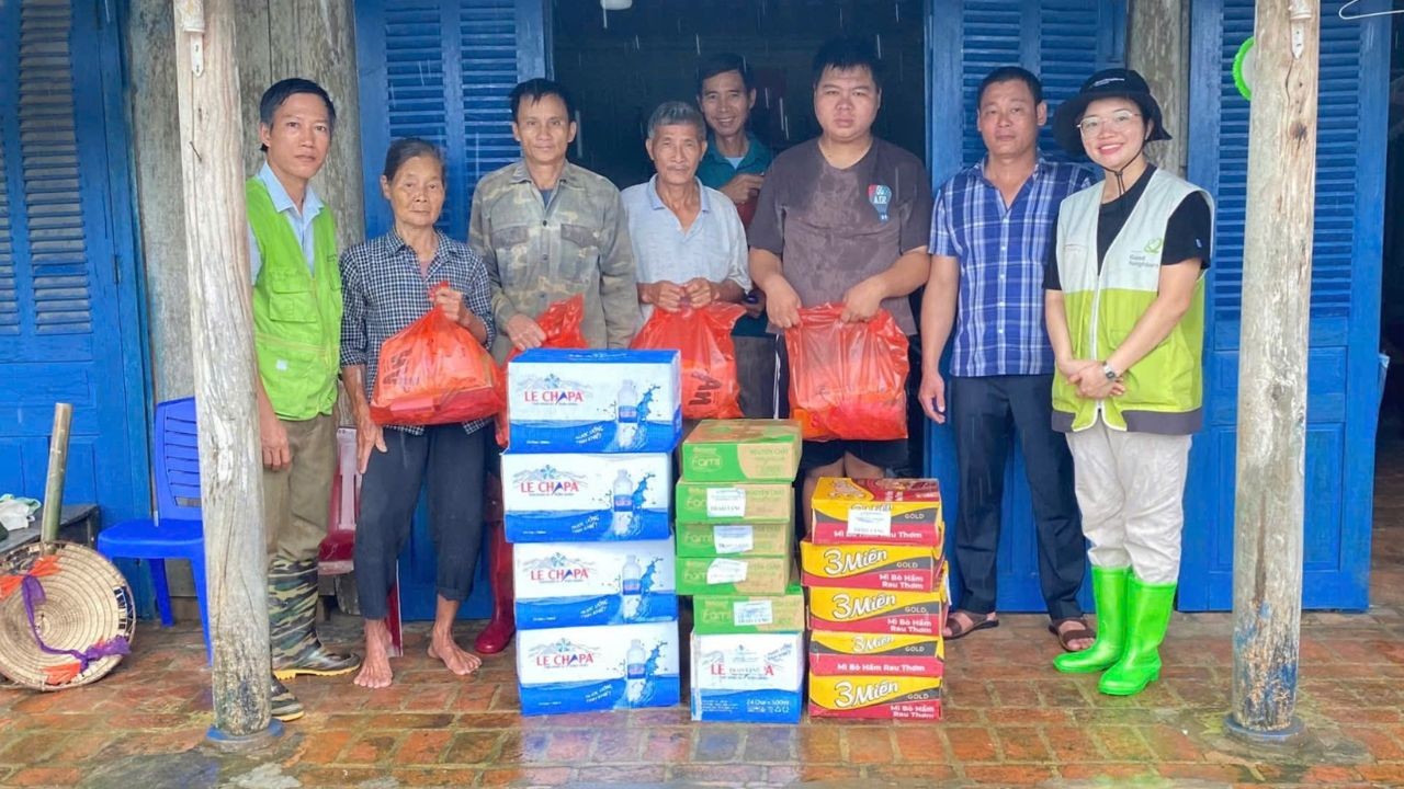 Each relief package included: One box of 500ml bottled water, One box of instant noodles, A box of milk, snacks, ready-to-eat sausages, Digestive medicine, menthol oil, and topical ointments. The total value of the distributed relief items amounted to approximately 230 million VND. Each relief package included: One box of 500ml bottled water, One box of instant noodles, A box of milk, snacks, ready-to-eat sausages, Digestive medicine, menthol oil, and topical ointments. The total value of the distributed relief items amounted to approximately 230 million VND.