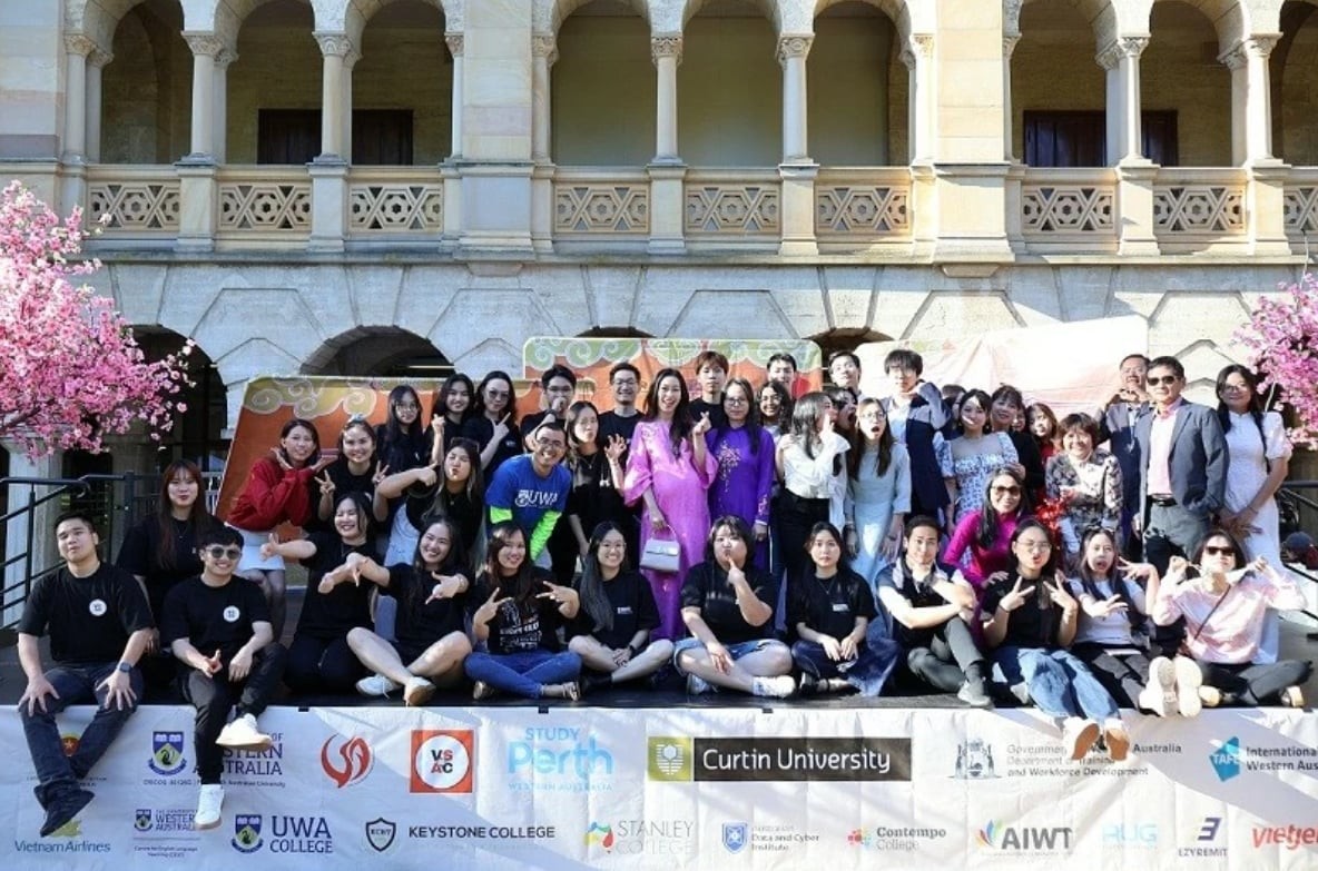 Delegates, guests and UWA students take a souvenir photo.