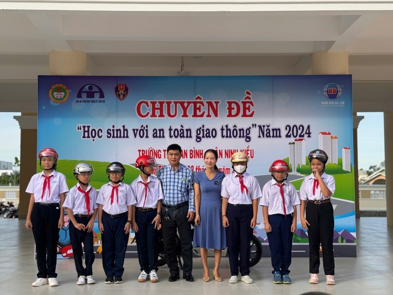 Recently, the Traffic Safety Committee of Can Tho City has organized many thematic sessions on Collaborative Efforts in Can Tho to Launch “Fulfilling Dreams” and “I Love Vietnam” Programs