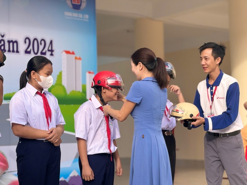Can Tho City Traffic Safety Committee presents helmets to students in the city. Can Tho City Traffic Safety Committee presents helmets to students in the city.