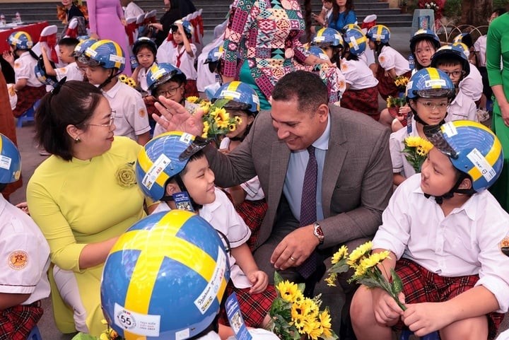On November 21, the Swedish Embassy in Hanoi, in collaboration with the People's Committee of Cau Giay District and the Cau Giay Education and Training Office, donated over 1,000 helmets to primary and secondary school students at Nam Trung Yen Primary School in Cau Giay District, Hanoi. On November 21, the Swedish Embassy in Hanoi, in collaboration with the People's Committee of Cau Giay District and the Cau Giay Education and Training Office, donated over 1,000 helmets to primary and secondary school students at Nam Trung Yen Primary School in Cau Giay District, Hanoi.