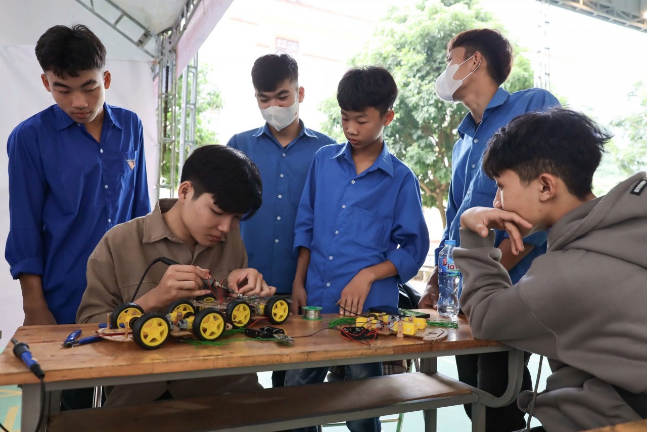 The festival featured several interactive areas. At the Self-Discovery Zone, attendees completed psychological and aptitude tests to identify their strengths and interests, receiving guidance on suitable career paths. The Career Orientation Zone welcomed experts and students from universities such as Hanoi University of Science and Technology, Vietnam National University, and Hong Duc University, who provided insights into various academic fields and career trends while addressing questions about course selection. Hands-on experiences, including tailoring, welding, robotics, bartending, and cooking, attracted significant interest. A highlight of the festival was TP Inc.'s presentation of 150 vocational training scholarships, each worth VND 2 million, to disadvantaged youth aged 16-18. The event also introduced participants to TP Inc.'s TMVT factory in Thanh Hoa, offering opportunities for internships and employment. The festival featured several interactive areas. At the Self-Discovery Zone, attendees completed psychological and aptitude tests to identify their strengths and interests, receiving guidance on suitable career paths. The Career Orientation Zone welcomed experts and students from universities such as Hanoi University of Science and Technology, Vietnam National University, and Hong Duc University, who provided insights into various academic fields and career trends while addressing questions about course selection. Hands-on experiences, including tailoring, welding, robotics, bartending, and cooking, attracted significant interest. A highlight of the festival was TP Inc.'s presentation of 150 vocational training scholarships, each worth VND 2 million, to disadvantaged youth aged 16-18. The event also introduced participants to TP Inc.'s TMVT factory in Thanh Hoa, offering opportunities for internships and employment.