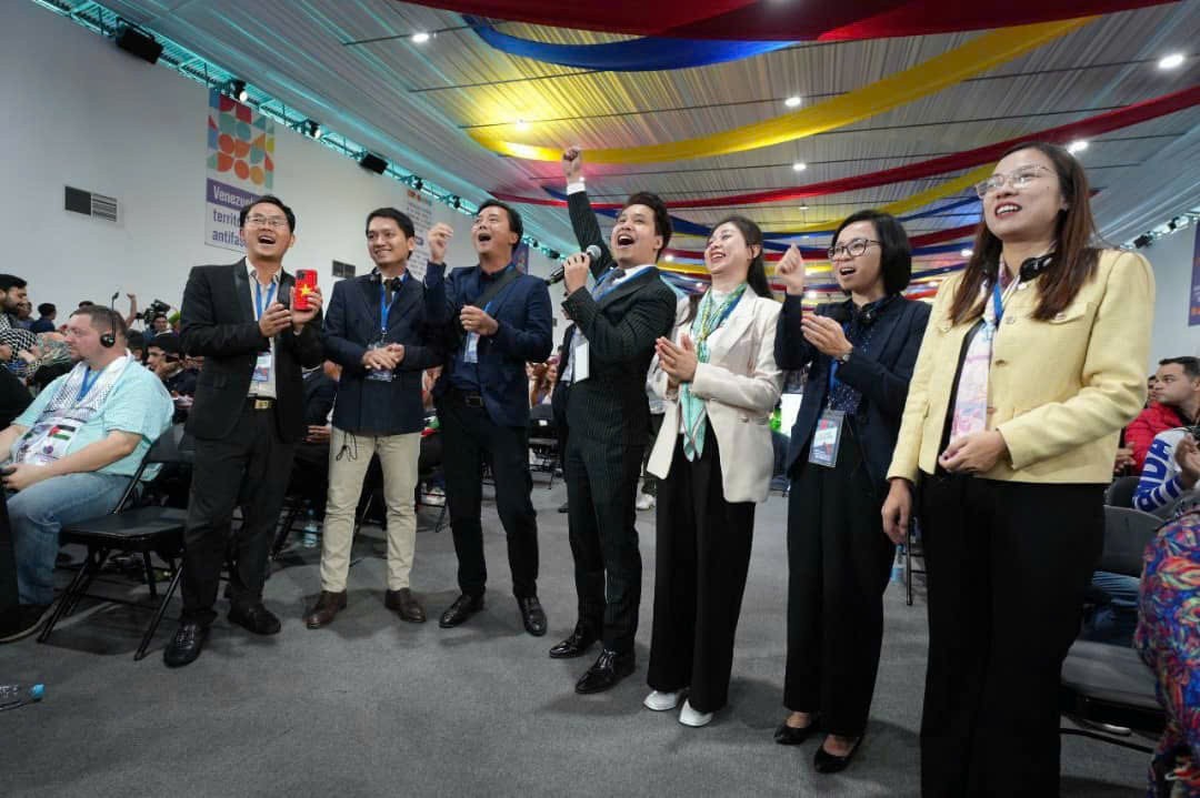 The Vietnamese delegation sang the song Vietnamese Youth Sing Song about Uncle Ho in Venezuela