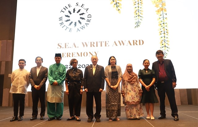 Writer Nguyễn Một (1st right) poses for a photo with other award-winning authors at the SEA Write Award ceremony in Bangkok on November 25. VNA/VNS Photo Writer Nguyễn Một (1st right) poses for a photo with other award-winning authors at the SEA Write Award ceremony in Bangkok on November 25. VNA/VNS Photo