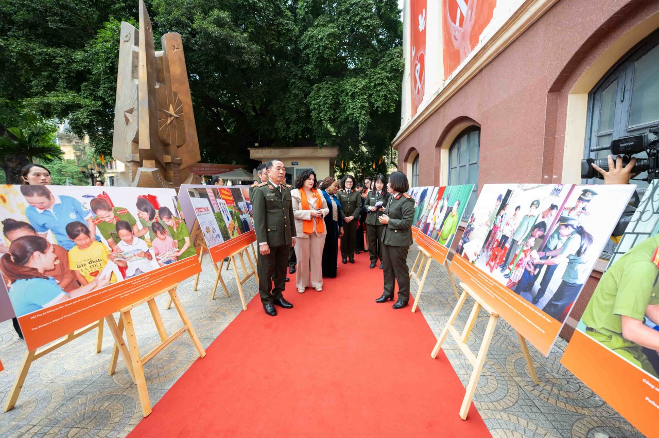Delegates visit and listen to explanations about the photos displayed at the exhibition. Delegates visit and listen to explanations about the photos displayed at the exhibition.