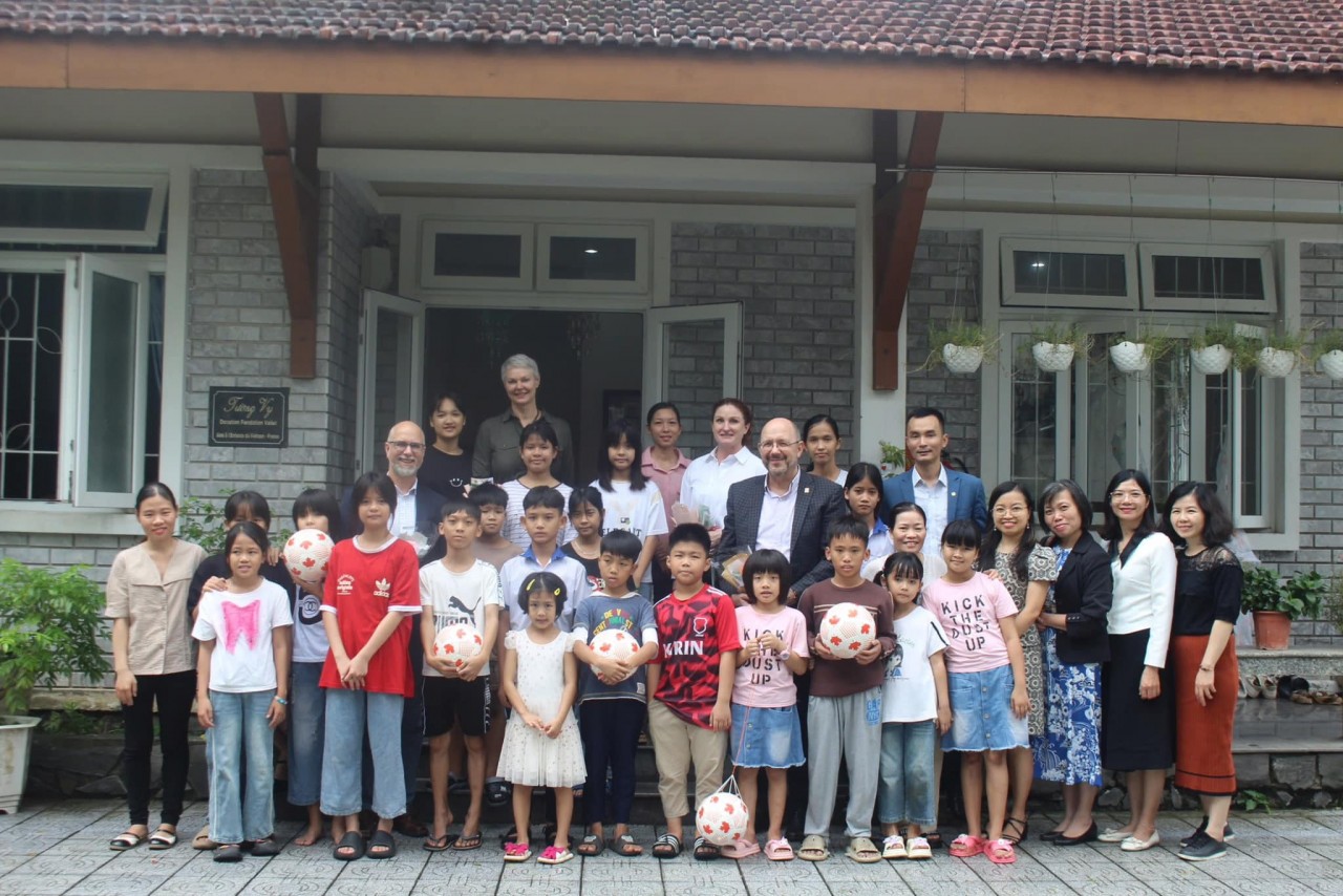 On November 25-26, the Group of Four (G4) Ambassadors from New Zealand, Canada, Norway, and Switzerland visited Thua Thien-Hue Province to deepen their understanding of challenges faced by children and young people, especially those from disadvantaged backgrounds and with disabilities. On November 25-26, the Group of Four (G4) Ambassadors from New Zealand, Canada, Norway, and Switzerland visited Thua Thien-Hue Province to deepen their understanding of challenges faced by children and young people, especially those from disadvantaged backgrounds and with disabilities.