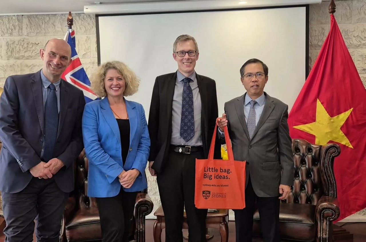 Ambassador Pham Hung Tam received the leadership of the Southeast Asia Center at the University of Sydney. Ambassador Pham Hung Tam received the leadership of the Southeast Asia Center at the University of Sydney.
