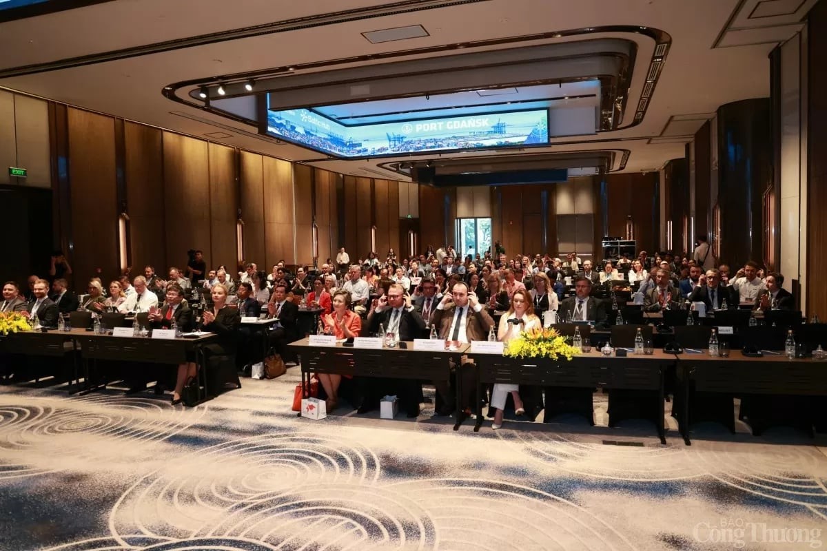 Businesses of both countries attend the event Businesses of both countries attend the event