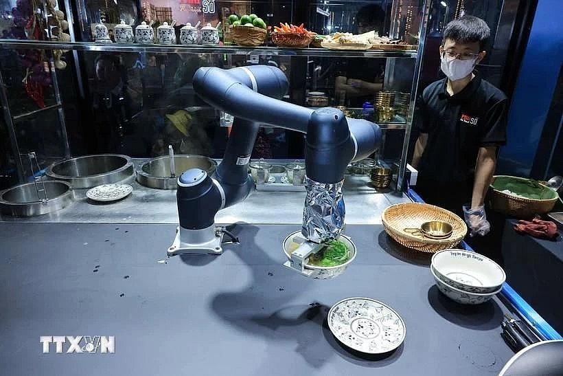 Pho (rice noodle soup) is prepared by smart robots (Photo: VNA) Pho (rice noodle soup) is prepared by smart robots (Photo: VNA)
