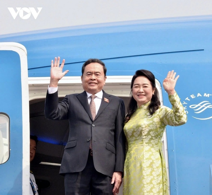 National Assembly Chairman Tran Thanh Man and his spouse leave Noi bai International Airport in Hanoi, beginning an official visit to Singapore at the invitation of Singapore Parliament Speaker Seah Kian Peng and his spouse. National Assembly Chairman Tran Thanh Man and his spouse leave Noi bai International Airport in Hanoi, beginning an official visit to Singapore at the invitation of Singapore Parliament Speaker Seah Kian Peng and his spouse.