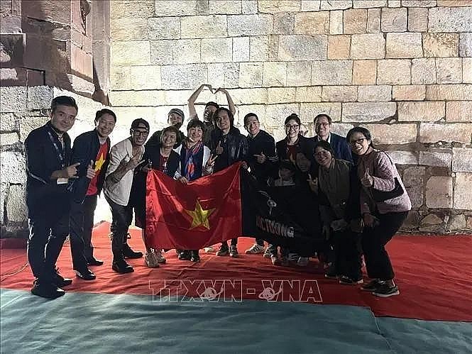 Members and fans of rock band Buc Tuong (The Wall) at the ASEAN - India Music Festival 2024. (Photo: VNA) Members and fans of rock band Buc Tuong (The Wall) at the ASEAN - India Music Festival 2024. (Photo: VNA)